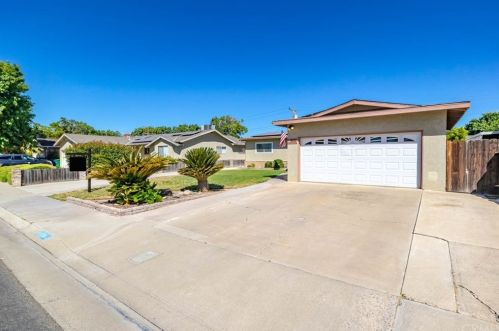 1236 Santa Cruz Way, Los Banos, CA 93635-3247