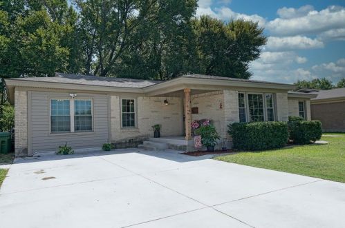 3524 Paramount St, Fort Worth TX  76117-3330 exterior