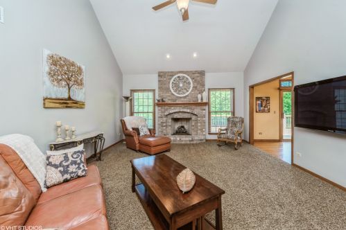 790 Foxglove Dr, Barrington Hills, IL 60102