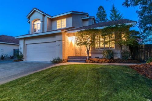 254 Cayetano Dr, Windsor, CA 95492-8305