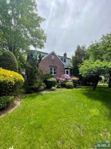 859 Red Rd, Teaneck, NJ 07666-4611
