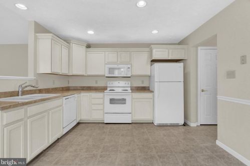 32 Moul Ave, Hanover PA 17331-2080 exterior