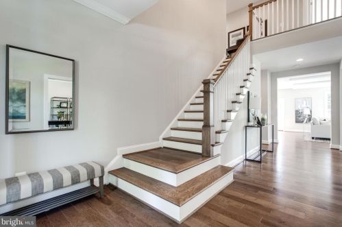 1936 Leonard Rd, Falls Church, VA 22043-1322