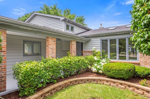 2453 Newport Dr, Naperville, IL 60565-3166