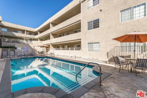 4647 Willis Ave, Van Nuys CA  91403-2677 exterior