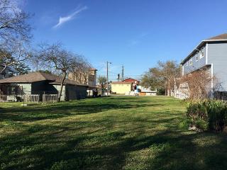 703 Bradford Ave, Kemah, TX 77565-2960