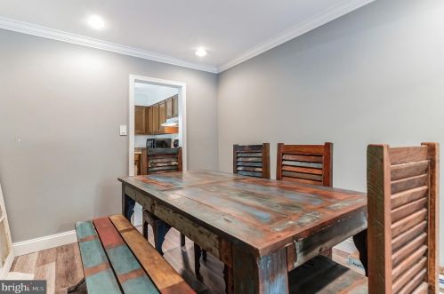 7318 Eggar Woods Ln, Springfield VA  22153-2012 exterior