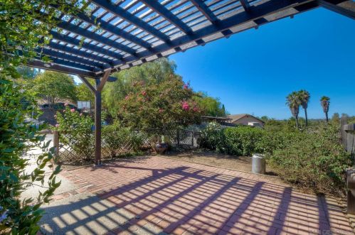 616 Estrelita Dr, Vista CA  92084-7926 exterior