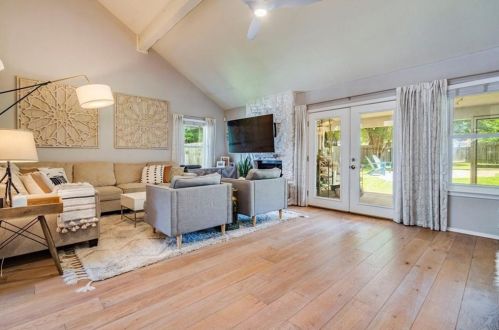 520 Blackberry Dr, Austin TX  78745-6547 exterior