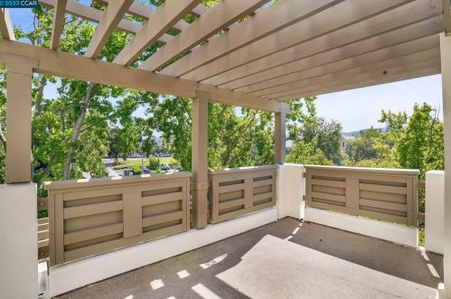 72 Mozden Ln, Concord CA  94523-3369 exterior