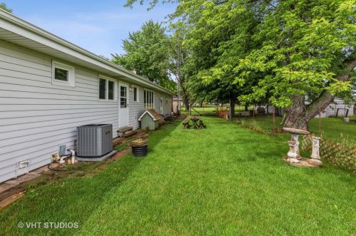 15354 Plank Rd, Sycamore IL  60178-8743 exterior