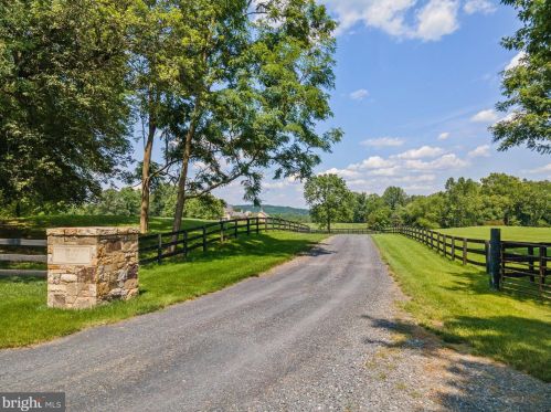 10500 Mountain Shadow Ln, Marshall, VA 20115-2314