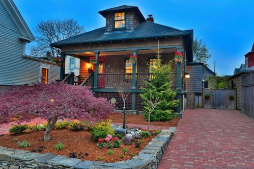 6 Pine St, Middletown, RI 02840-1912