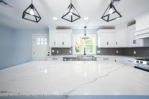 10 Sandhurst St, Lakehurst, NJ 08759-6608