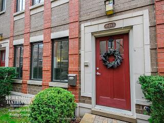 4949 Lincoln Ave, Chicago, IL 60625-4882