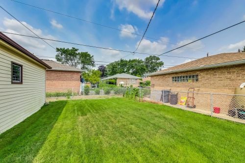 8426 Oleander Ave, Niles IL  60714-2054 exterior