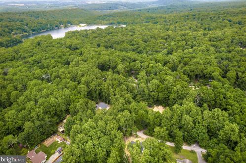 312 White Mule Ln, Harpers Ferry, WV 25425-4723