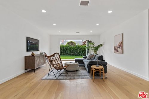 13934 Peach Grove St, Van Nuys CA  91423-1939 exterior
