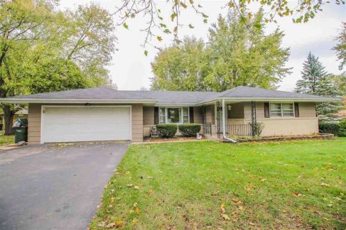 5685 Santa Fe Trl, Rockford, IL 61109-3727