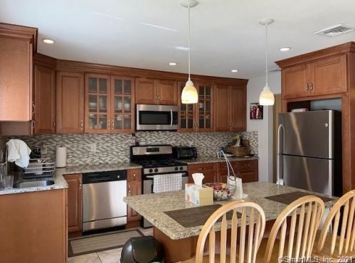 2 Country Club Ct, Norwalk CT  06851-5601 exterior