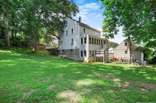 54 Monroe St, Huntington CT  06484-6032 exterior