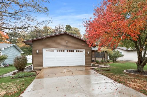 210 Orleans St, Carpentersville, IL 60110-1962