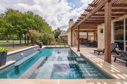 7904 Crandall Rd, Austin TX  78739-1910 exterior