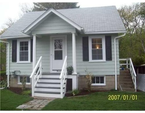 13 Colgate St, Warwick, RI 02888-4307