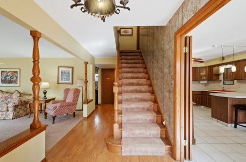5801 Lacey Ave, Chicago, IL 60646-5609