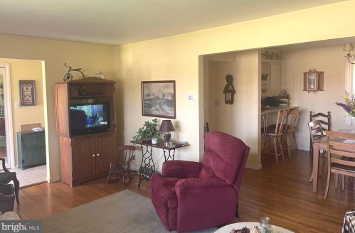 220 Garland Dr, Carlisle, PA 17013-4271