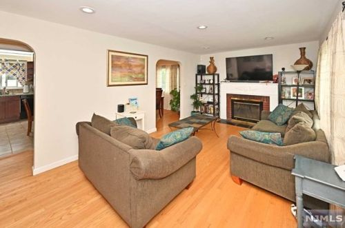 206 Beech Dr, River Edge, NJ 07661-1110