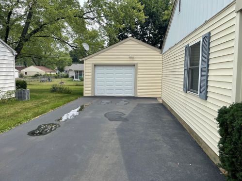 1532 Walnut Dr, Bull Valley, IL 60098-2560