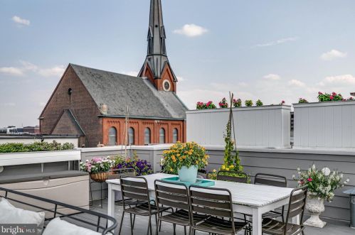 720 4 St, Philadelphia PA 19147-3127 exterior