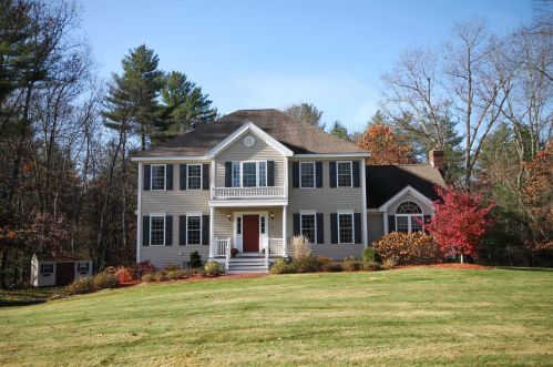 19 Bunker Hill Dr, Londonderry, NH 03053-2543