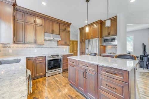 1100 Overlook Dr, Chaska, MN 55318-9719