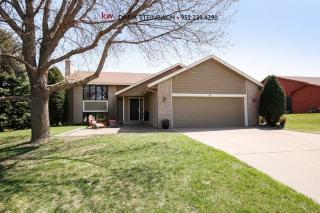 392 Highwood Drive Cir, Chaska, MN 55318-2879