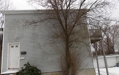 135 Randolph Ave, Tiverton, RI 02878-1534