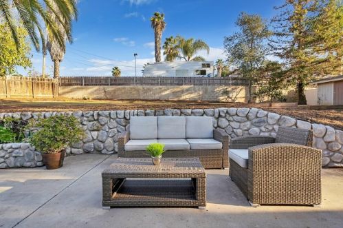 160 El Valle Opulento, Vista CA 92083-7708 exterior