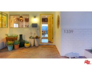 1339 Corona Dr, Glendale, CA 91205-3703