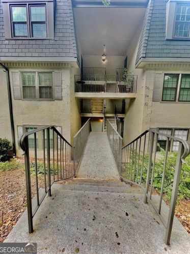 71 Montre Sq, Atlanta GA  30327-4044 exterior