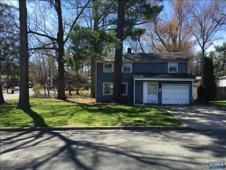54 Stuart St, Waldwick, NJ 07463-2431