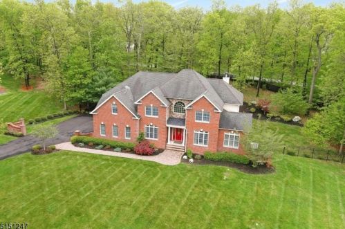 2 Lindsay Ln, Sparta, NJ 07871-3903