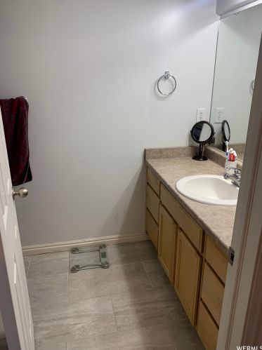 6343 Traveler Ln, Taylorsville UT 84081-3211 exterior