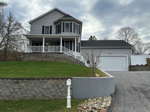 15 Arrowhead Dr, Gales Ferry, CT 06339-1007