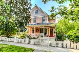 77 6th St, Ashland, OR 97520-2145