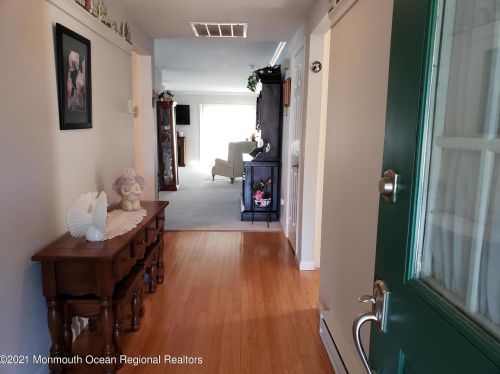 32 Mansfield Ave, Lakehurst, NJ 08759-6667