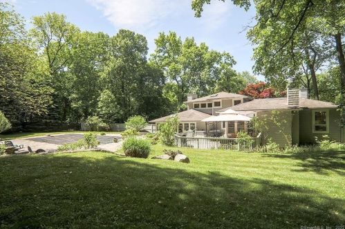 4 Red Oak Ln, Norwalk, CT 06850-1710