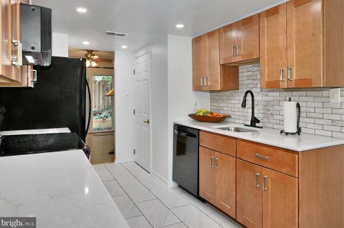 9271 Sprucewood Rd, Springfield VA  22015-3559 exterior