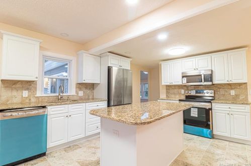 6 Indian Wood Rd, Niantic CT  06357-1021 exterior