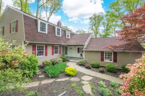 33 Stonehenge Rd, Morristown, NJ 07960-2649